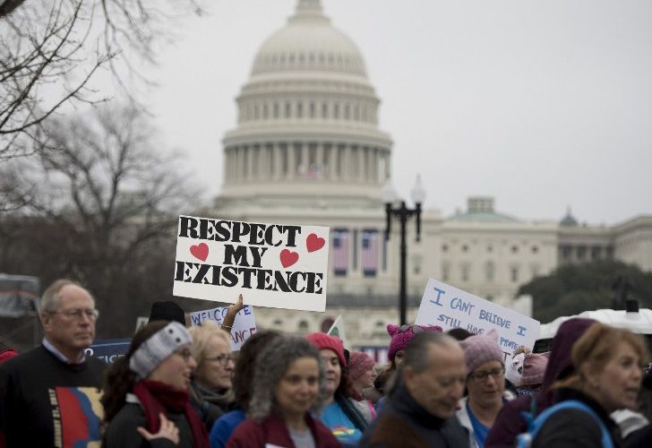 Miles de mujeres, y varios hombres, desfilaron para que el nuevo gobierno en su primer día en el cargo sepa de que los derechos de las mujeres son derechos humanos.