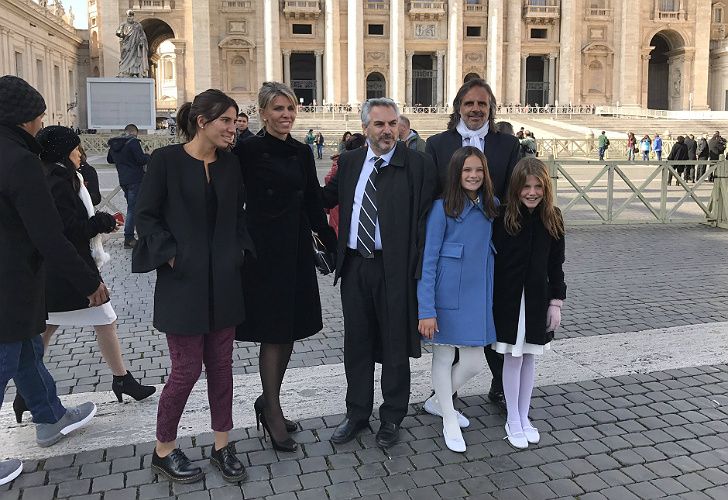 Sandra Arroyo Salgado y sus hijas, en la audiencia del Papa.