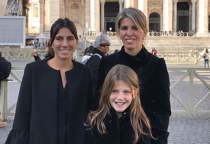 Sandra Arroyo Salgado y sus hijas, en la audiencia del Papa.