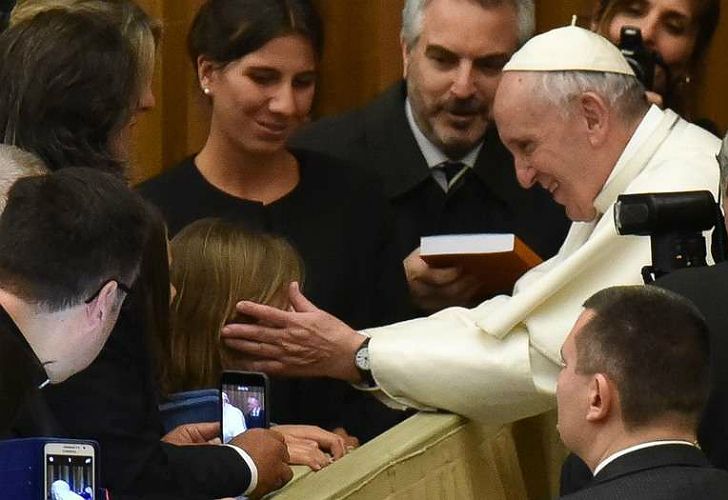 Sandra Arroyo Salgado y sus hijas, en la audiencia del Papa.