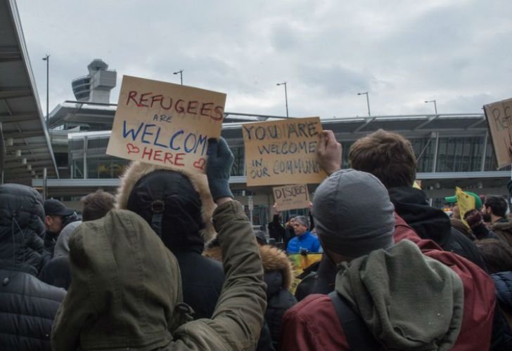 Cientos de personas se manifestaron en el aeropuerto JFK para repudiar la medida tomada por el presidente Donald Trump.