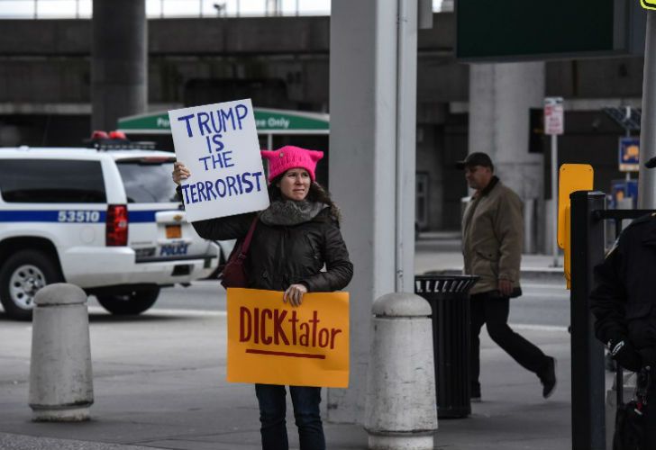 Cientos de personas se manifestaron en el aeropuerto JFK para repudiar la medida tomada por el presidente Donald Trump.