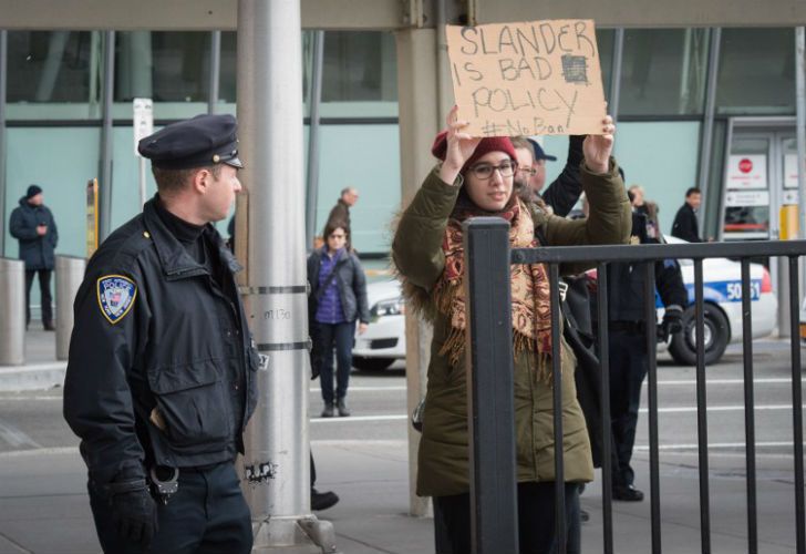 Cientos de personas se manifestaron en las inmediaciones del aeropuerto JFK contra la medida tomado por el presidente Donald Trump.