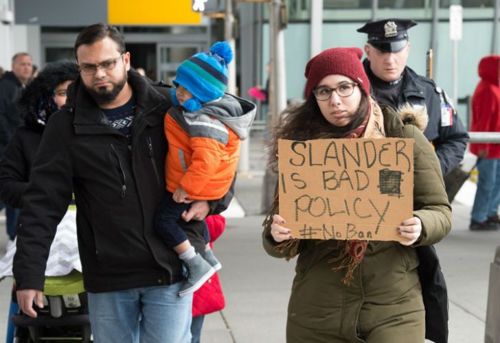 Cientos de personas se manifestaron en las inmediaciones del aeropuerto JFK contra la medida tomado por el presidente Donald Trump.