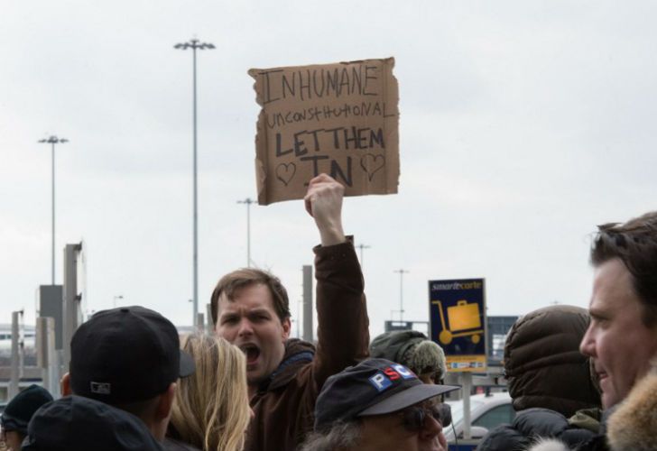 Cientos de personas se manifestaron en las inmediaciones del aeropuerto JFK contra la medida tomado por el presidente Donald Trump.