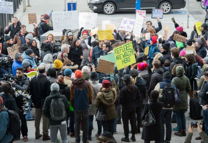 Cientos de personas se manifestaron en las inmediaciones del aeropuerto JFK contra la medida tomado por el presidente Donald Trump.