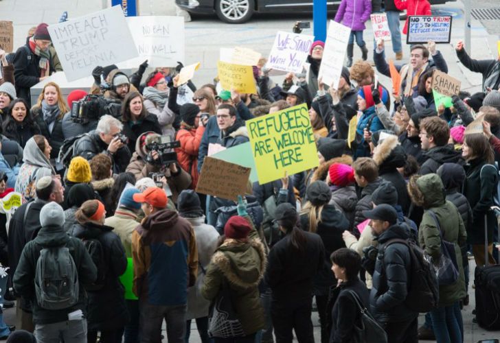 Cientos de personas se manifestaron en las inmediaciones del aeropuerto JFK contra la medida tomado por el presidente Donald Trump.