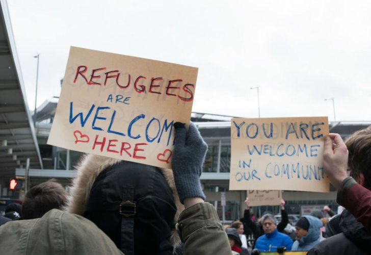 Cientos de personas se manifestaron en las inmediaciones del aeropuerto JFK contra la medida tomado por el presidente Donald Trump.