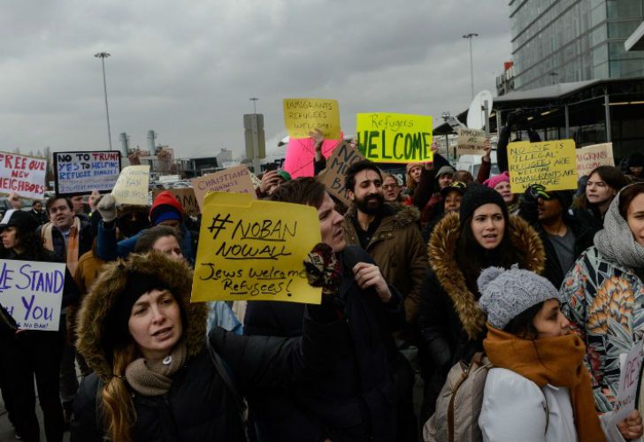 Cientos de personas se manifestaron en las inmediaciones del aeropuerto JFK contra la medida tomado por el presidente Donald Trump.