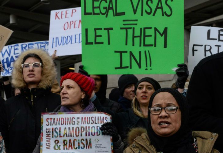 Cientos de personas se manifestaron en las inmediaciones del aeropuerto JFK contra la medida tomado por el presidente Donald Trump.