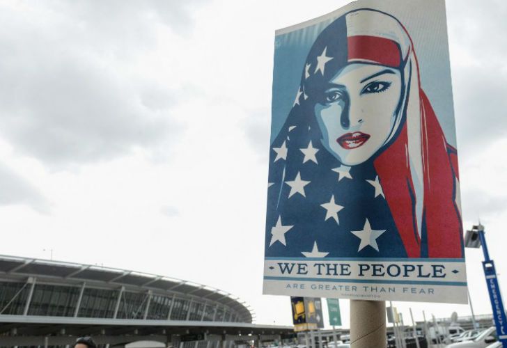 Cientos de personas se manifestaron en las inmediaciones del aeropuerto JFK contra la medida tomado por el presidente Donald Trump.