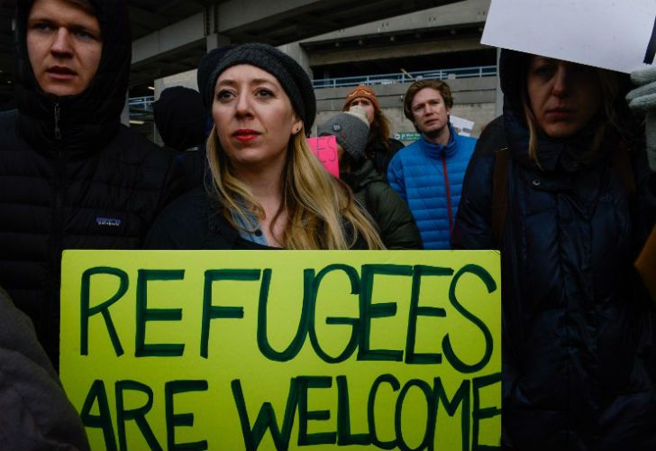 Cientos de personas se manifestaron en las inmediaciones del aeropuerto JFK contra la medida tomado por el presidente Donald Trump.