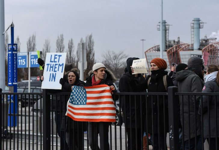 Cientos de personas se manifestaron en las inmediaciones del aeropuerto JFK contra la medida tomado por el presidente Donald Trump.