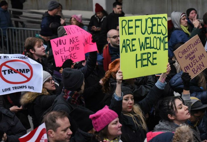 Cientos de personas se congregaron en las inmediaciones del aeropuerto JFK contra la medida tomada por el presidente Donald Trump.