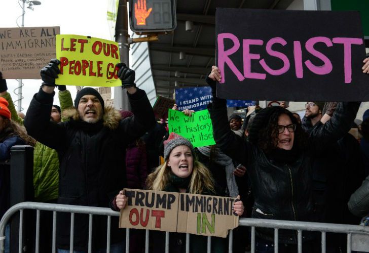 Cientos de personas se congregaron en las inmediaciones del aeropuerto JFK contra la medida tomada por el presidente Donald Trump.