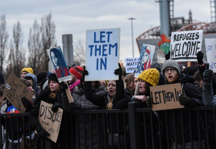 Cientos de personas se congregaron en las inmediaciones del aeropuerto JFK contra la medida tomada por el presidente Donald Trump.