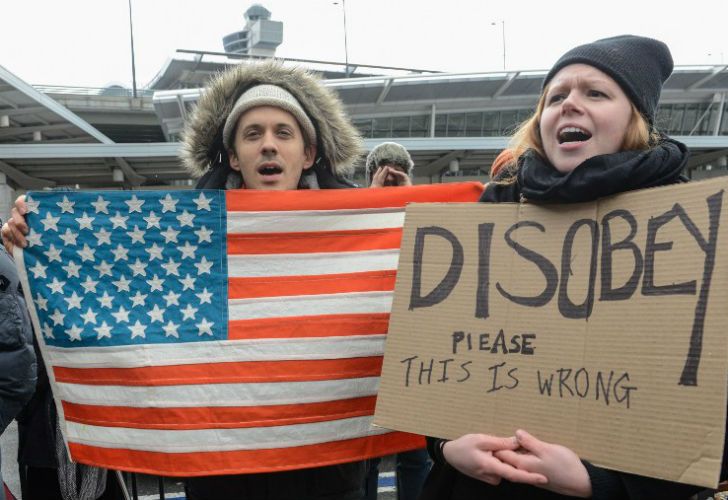 Cientos de personas se congregaron en las inmediaciones del aeropuerto JFK contra la medida tomada por el presidente Donald Trump.