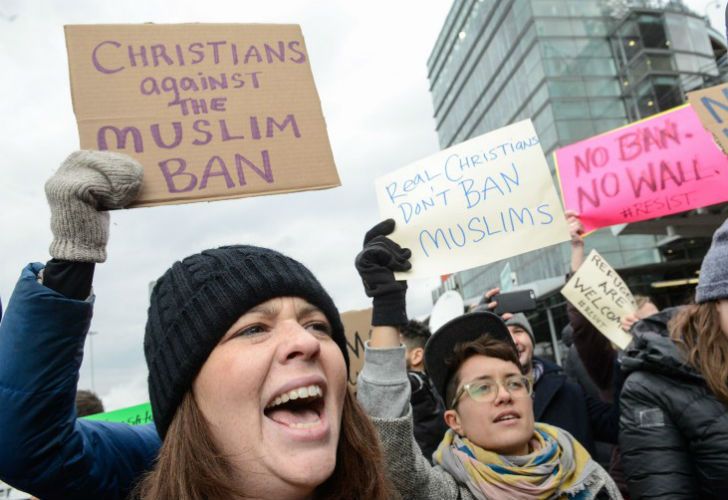 Cientos de personas se congregaron en las inmediaciones del aeropuerto JFK contra la medida tomada por el presidente Donald Trump.