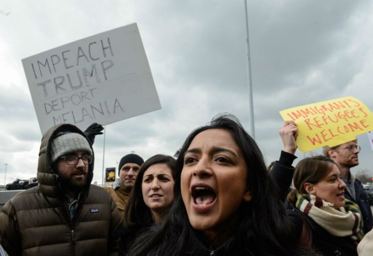 Cientos de personas se congregaron en las inmediaciones del aeropuerto JFK contra la medida tomada por el presidente Donald Trump.