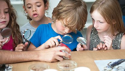 para todos. En el C3 desarrollan el amor por la ciencia: hay talleres para observar insectos o hacer barriletes. Los más “artistas” pueden elegir pintar o hacer títeres. Y en la Da Vinci aprenden programación y pintan con lápices 3D.