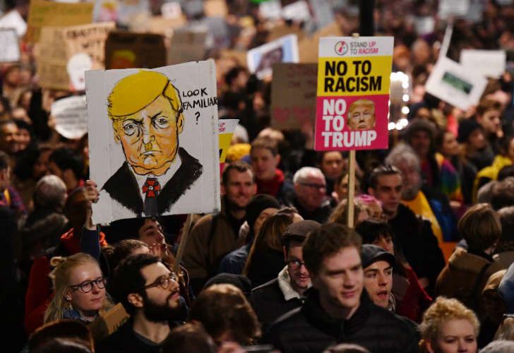 Miles de británicos protestaron por la llegada de Donald Trump.