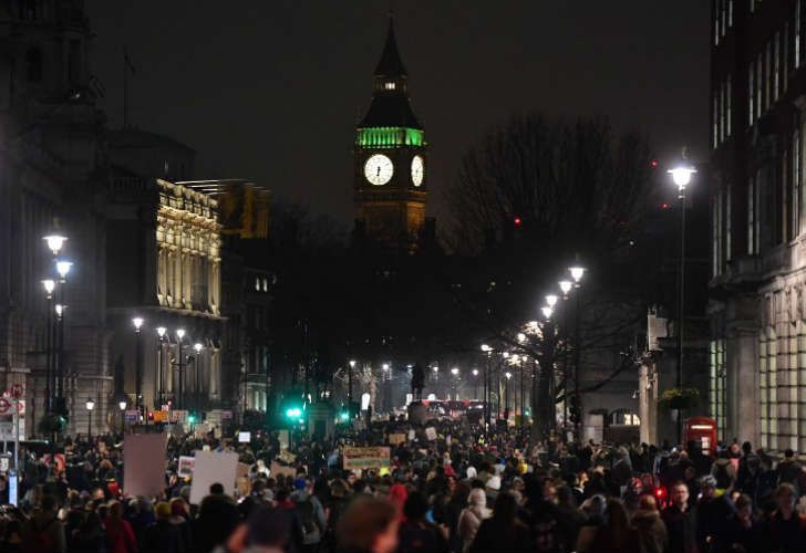 Miles de británicos protestaron por la llegada de Donald Trump.