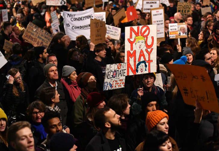 Miles de británicos protestaron por la llegada de Donald Trump.