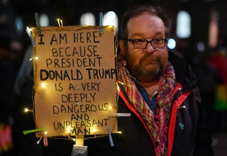 Miles de británicos protestaron por la llegada de Donald Trump.