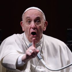 el-vaticano-quiere-controlar-el-uso-de-las-fotografias-del-papa 