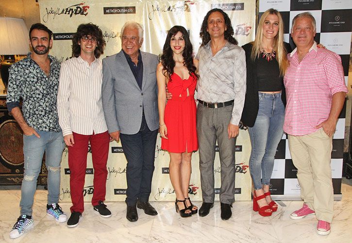 Elenco. Con Juan Rodó, Raúl Lavié e integrantes de Jekyll & Hyde. Junto a su papá el ministro de Cultura porteño y Damián Mahler con su esposa e hija.