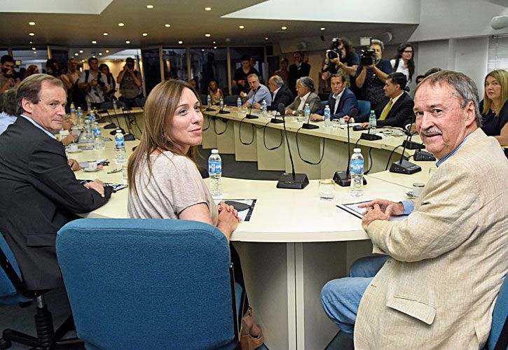 cumbre. La mandataria, rodeada por Bordet y Schiaretti, el jueves en la reunión de gobernadores.