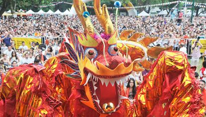 Fuego. No sólo es el elemento del signo que rige el año: también estuvo presente en los colores del dragón y en los puestos para sacarse fotos y de venta de objetos típicos.