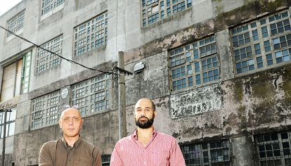 Achique. Sergio Abaldi y Maximiliano Rodríguez Porteiro, en el frente de su fábrica, en Ramos Mejía, que pasó de trabajar de tres a un turno.