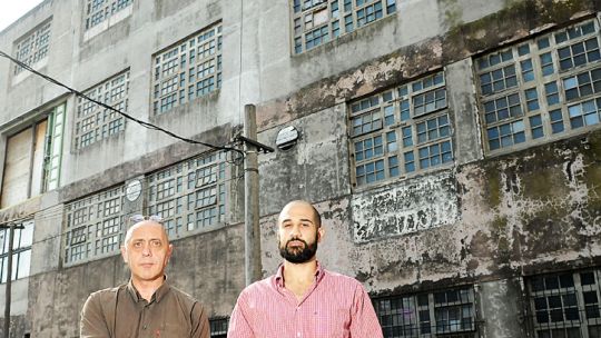 Achique. Sergio Abaldi y Maximiliano Rodríguez Porteiro, en el frente de su fábrica, en Ramos Mejía, que pasó de trabajar de tres a un turno.