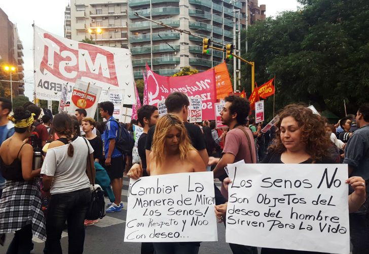 Unas 400 personas se dieron cita en la tradicional esquina de Vélez Sarsfield y Bulevar San Juan con consignas a favor de la libertad de la mujer y a la posibilidad de mostrar el cuerpo sin ser censuradas. 