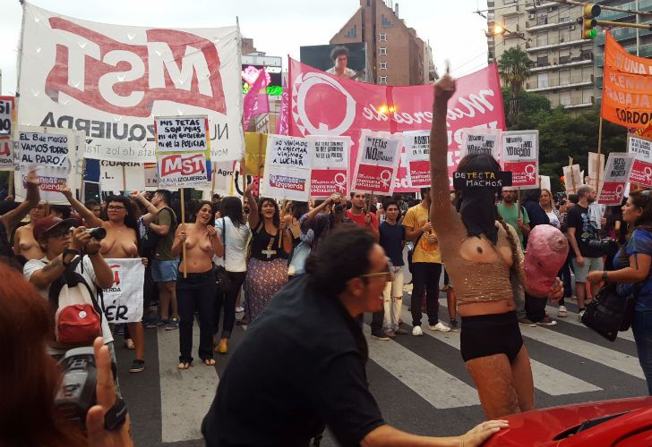 Unas 400 personas se dieron cita en la tradicional esquina de Vélez Sarsfield y Bulevar San Juan con consignas a favor de la libertad de la mujer y a la posibilidad de mostrar el cuerpo sin ser censuradas. 