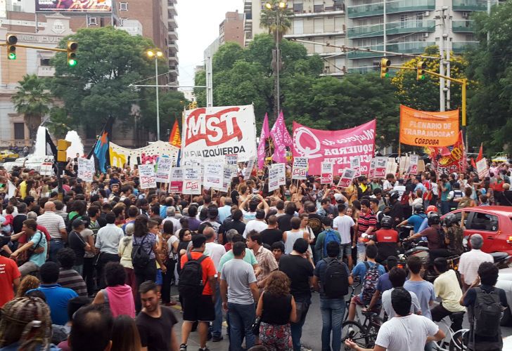 Unas 400 personas se dieron cita en la tradicional esquina de Vélez Sarsfield y Bulevar San Juan con consignas a favor de la libertad de la mujer y a la posibilidad de mostrar el cuerpo sin ser censuradas. 