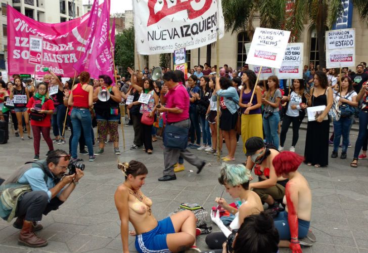 Unas 400 personas se dieron cita en la tradicional esquina de Vélez Sarsfield y Bulevar San Juan con consignas a favor de la libertad de la mujer y a la posibilidad de mostrar el cuerpo sin ser censuradas. 