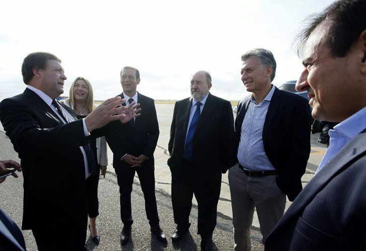 Macri en Viedma al ser recibido en el aeropuerto por el gobernador de Chubut.