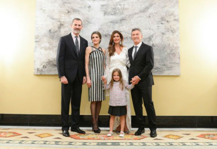 El presidente Mauricio Macri; la primera Dama, Juliana Awada y Antonia junto a los reyes de España. 