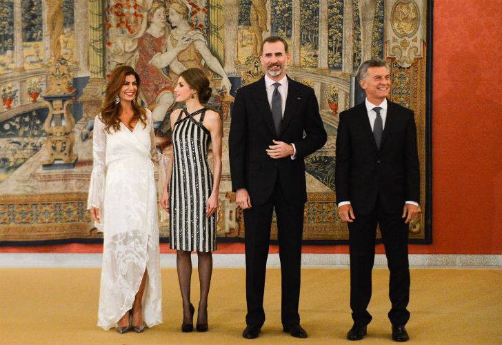 El presidente Mauricio Macri y la primera dama, Juliana Awada, ofrecieron esta noche una recepción de honor a los Reyes de España, Felipe VI y Letizia Ortiz, en el Palacio Real de El Pardo.