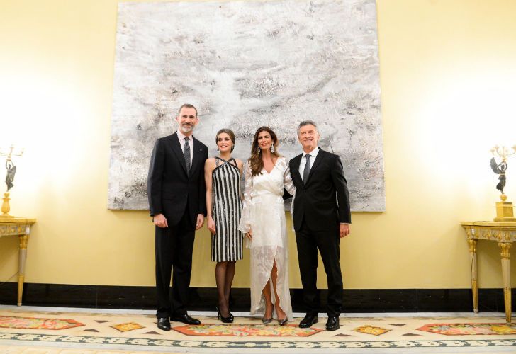 El presidente Mauricio Macri y la primera dama, Juliana Awada, ofrecieron esta noche una recepción de honor a los Reyes de España, Felipe VI y Letizia Ortiz, en el Palacio Real de El Pardo.