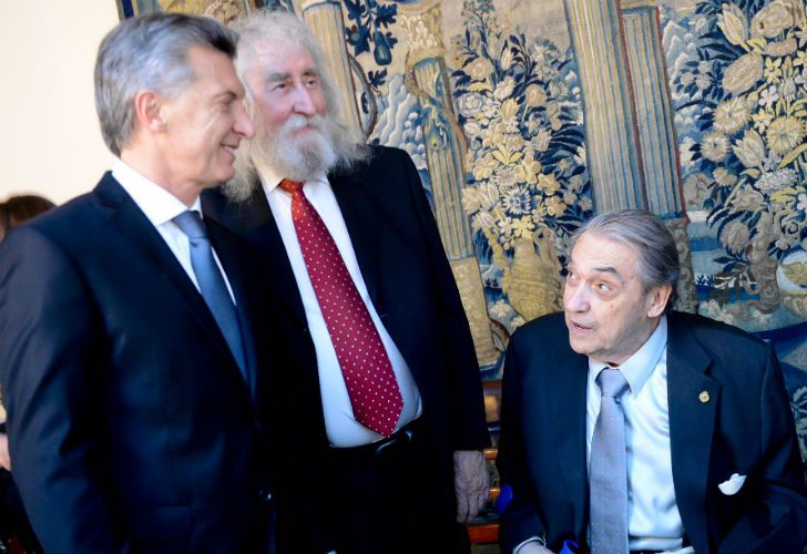 El presidente Mauricio Macri saluda al cantante y compositor argentino Alberto Cortez durante la recepción de honor que ofreció esta noche, en el Palacio Real de El Pardo, a los Reyes de España.