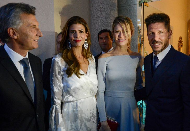 El presidente Mauricio Macri y la primera dama, Juliana Awada, dialogaron esta noche en el Palacio Real de El Pardo, con el entrenador del Atlético de Madrid, Diego Simeone, durante la recepción de honor a los Reyes de España.