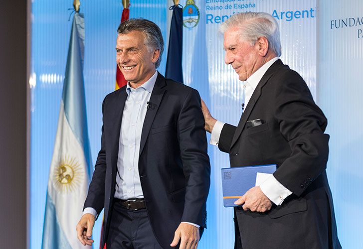 Mauricio Macri junto a Vargas Llosa