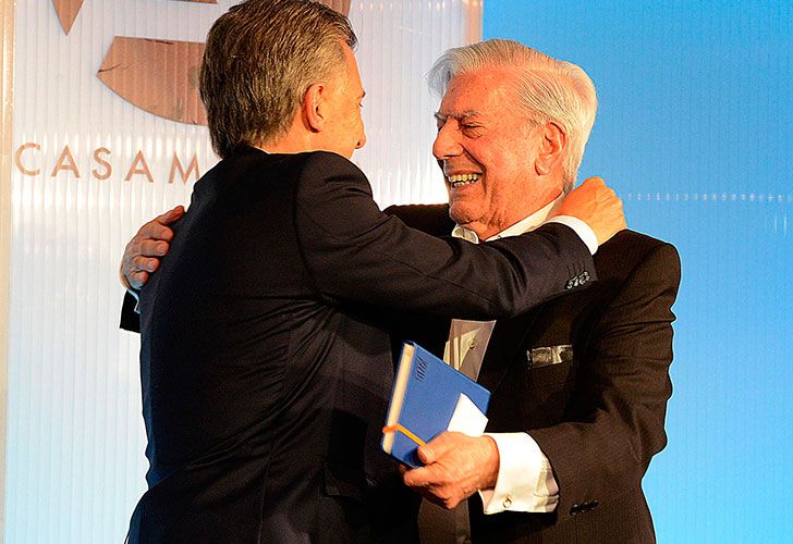 Mauricio Macri junto a Vargas Llosa