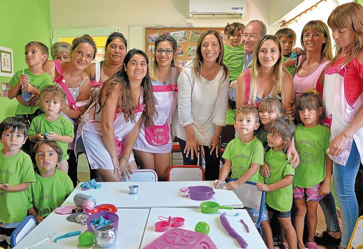Contracara. Vidal, el jueves, en un jardín de infantes de Monte Hermoso. Los sindicatos docentes, en conferencia de prensa.