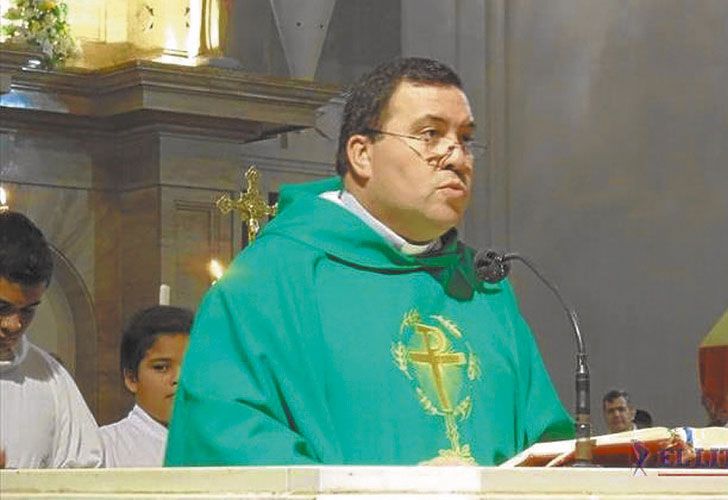 Trayectoria. El padre Gustavo Omar Cadenini fue durante todo 2016 rector de la Basílica Nuestra Señora de Itatí (izq.). En mayo de ese año fue a ver al papa Francisco a Roma y le entregó una estatuilla de la Virgen (arr.). Durante su estadía en la localidad correntina denunció el avance narco.