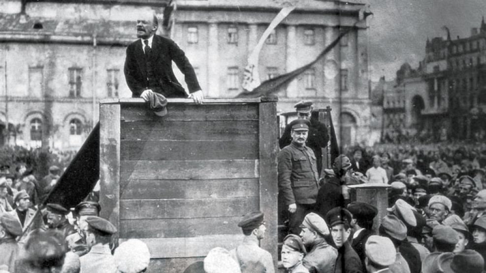 Lenin_addresses_the_troops,_May_5,_1920_with_Trotsky_in_foreground.