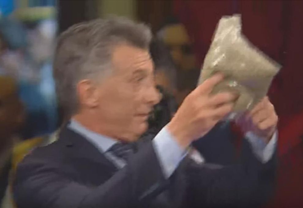 Macri mostrando el "regalo" que no fue.